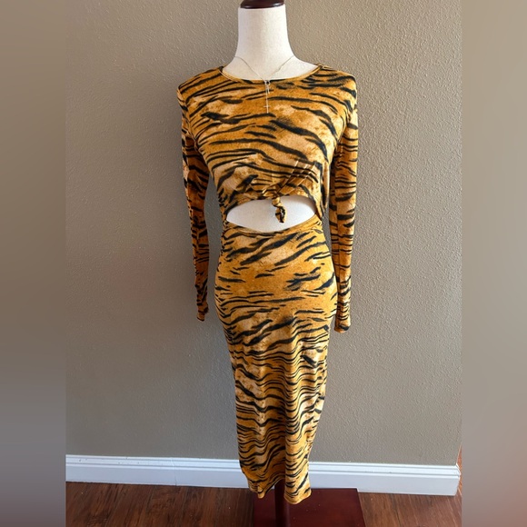Tiger print cut out midi dress - Picture 7 of 12